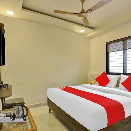 Hotel O Nandi Palace Lodging And Boarding Ulhasnagar ภายนอก รูปภาพ