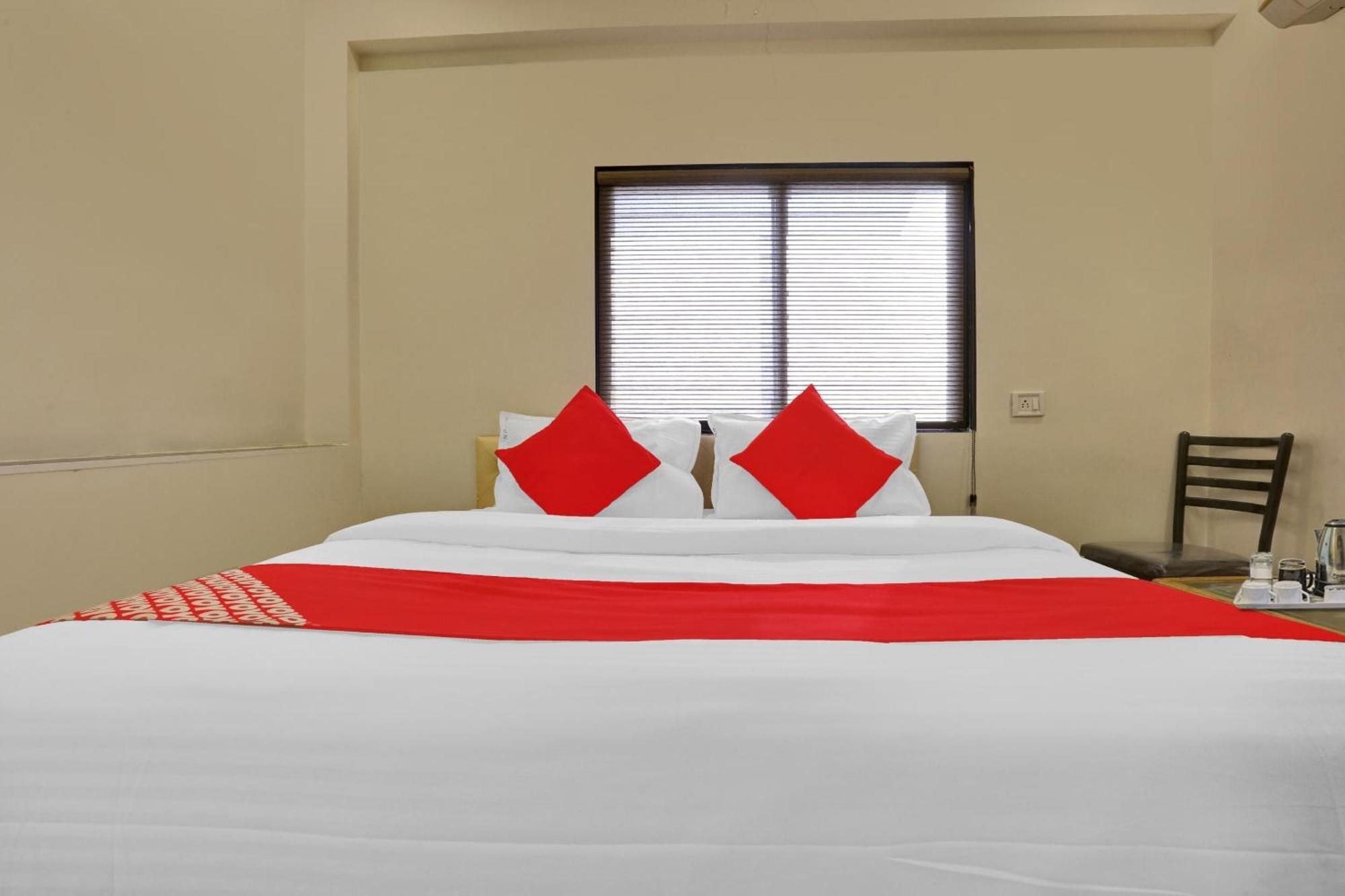 Hotel O Nandi Palace Lodging And Boarding Ulhasnagar ภายนอก รูปภาพ