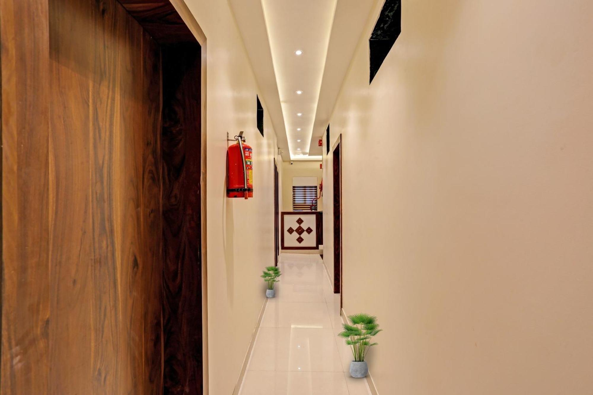 Hotel O Nandi Palace Lodging And Boarding Ulhasnagar ภายนอก รูปภาพ