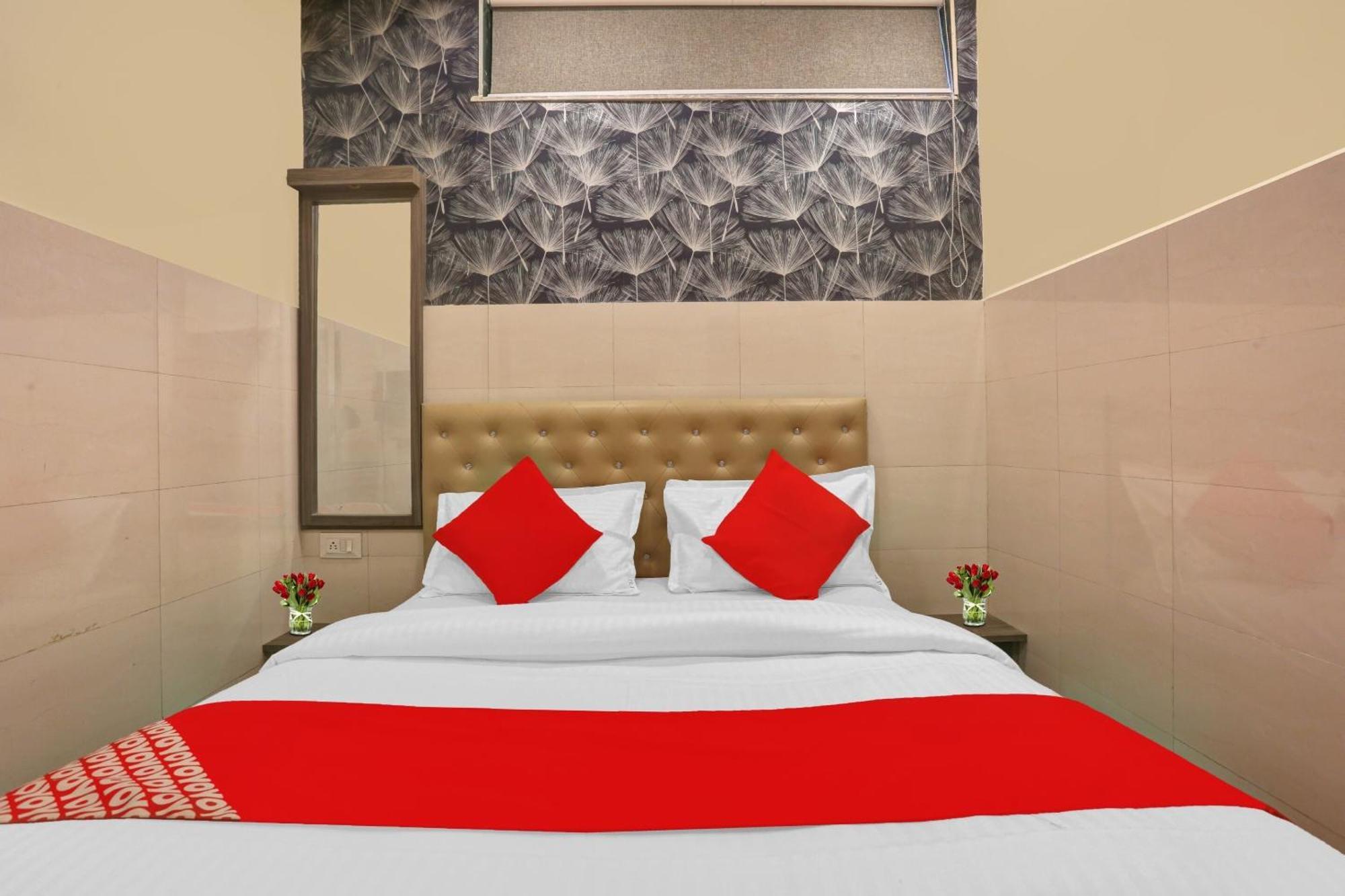 Hotel O Nandi Palace Lodging And Boarding Ulhasnagar ภายนอก รูปภาพ