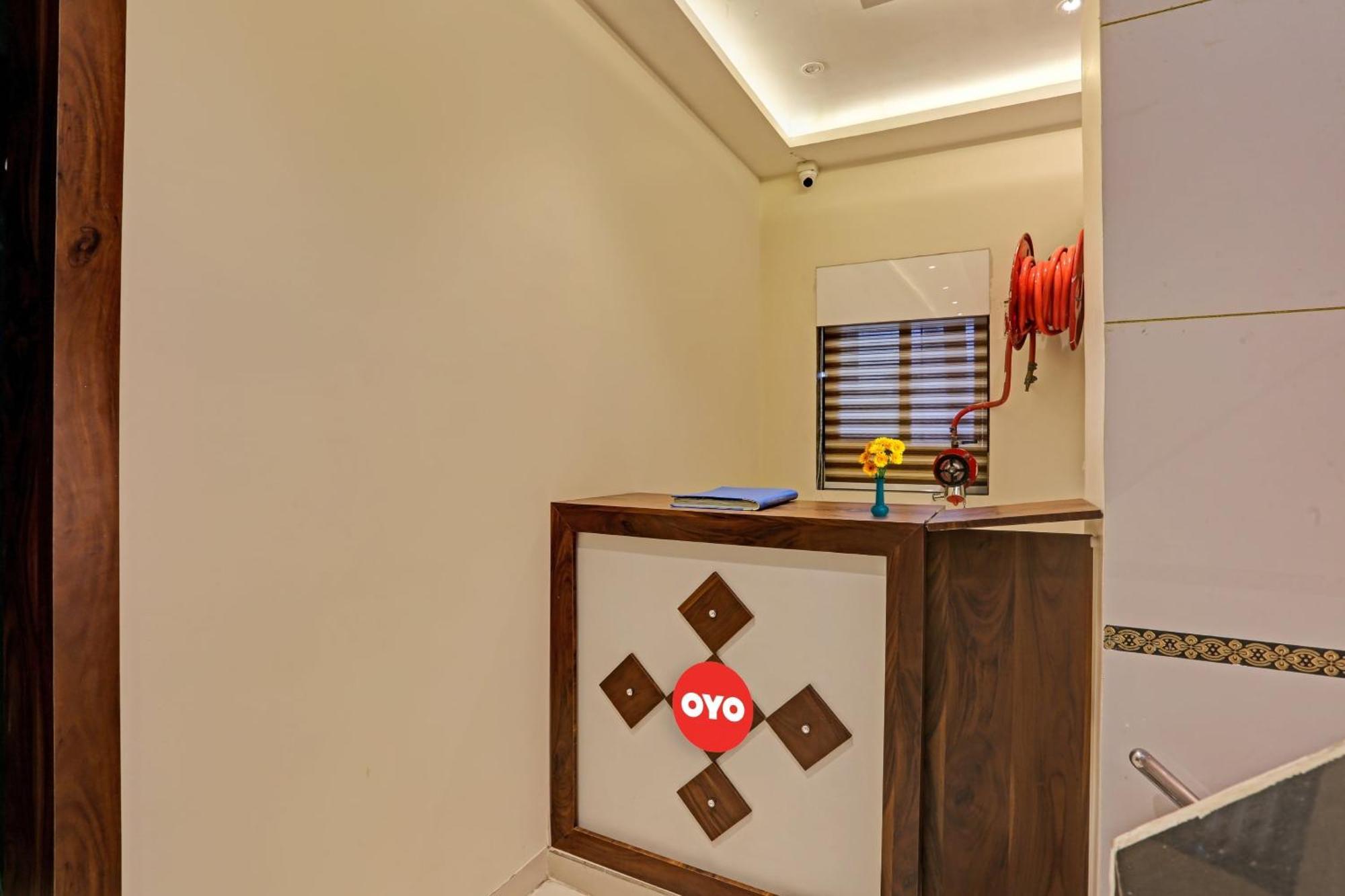 Hotel O Nandi Palace Lodging And Boarding Ulhasnagar ภายนอก รูปภาพ