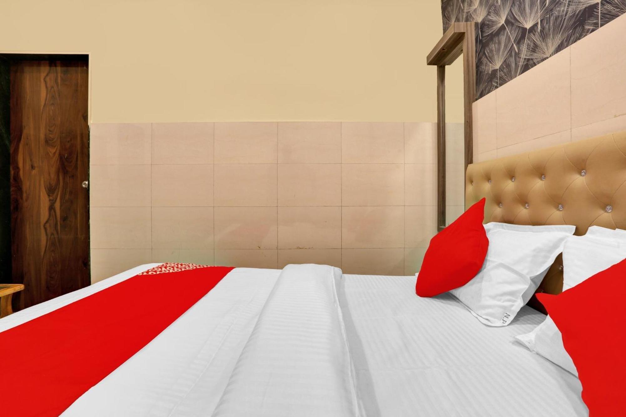 Hotel O Nandi Palace Lodging And Boarding Ulhasnagar ภายนอก รูปภาพ