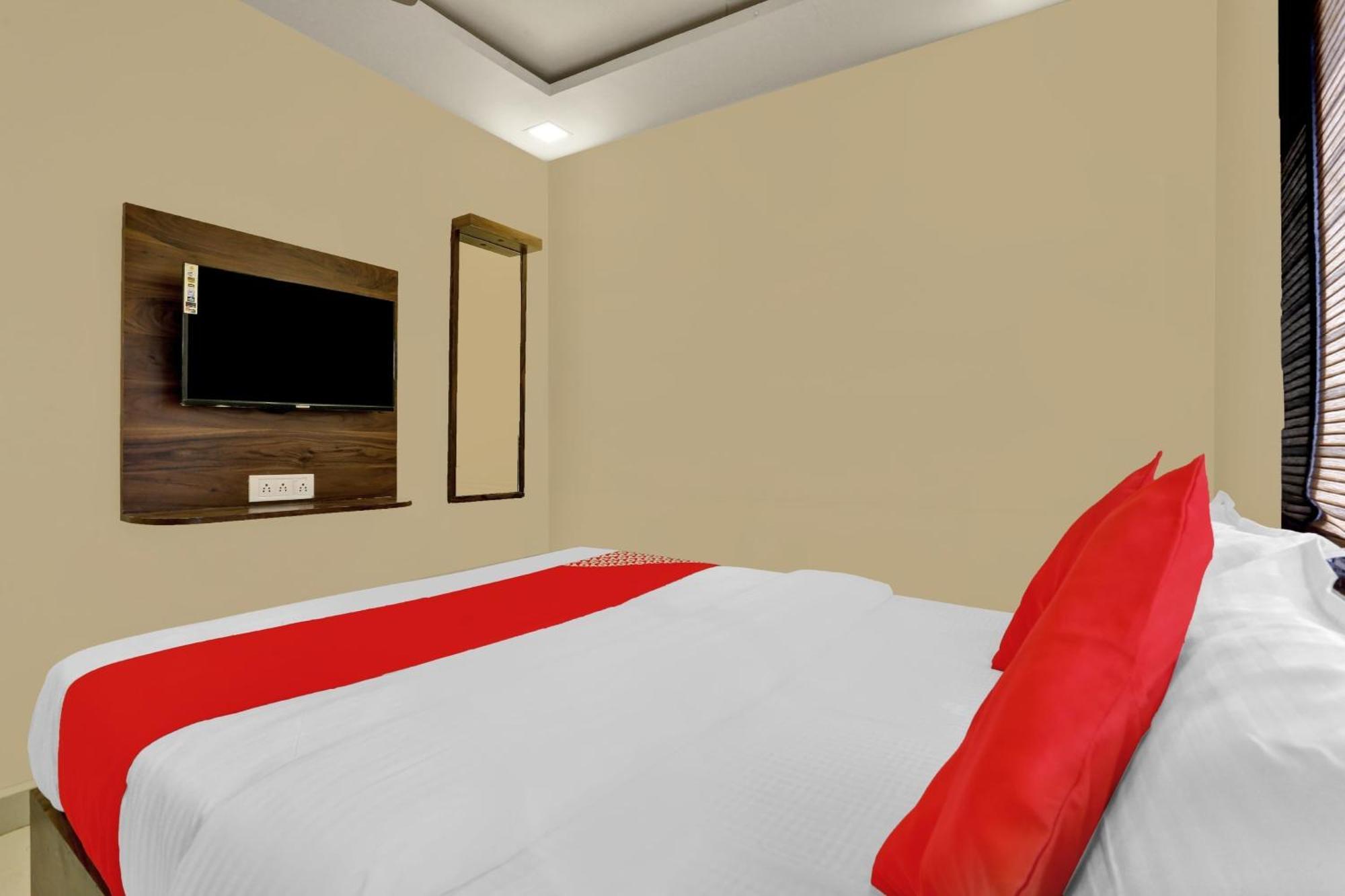 Hotel O Nandi Palace Lodging And Boarding Ulhasnagar ภายนอก รูปภาพ