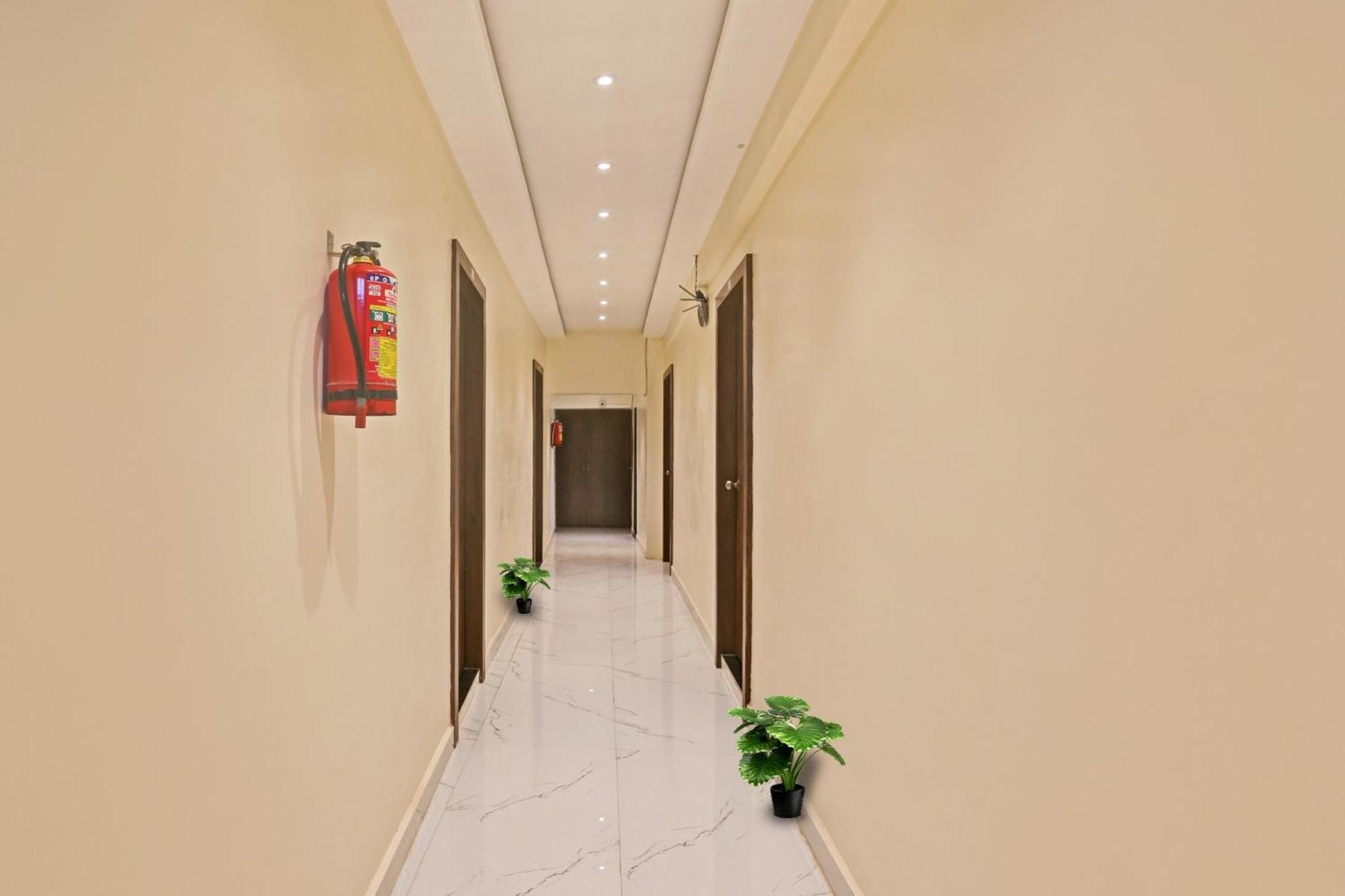 Hotel O Nandi Palace Lodging And Boarding Ulhasnagar ภายนอก รูปภาพ