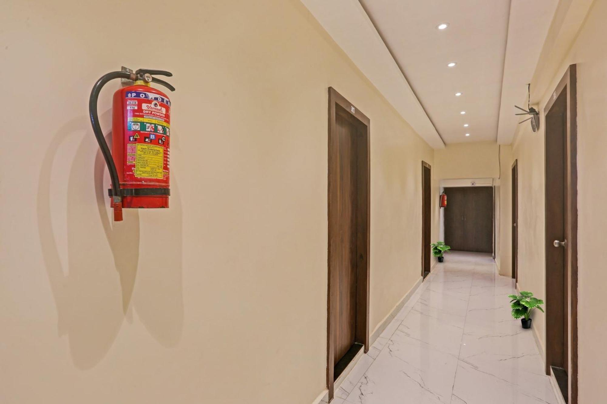 Hotel O Nandi Palace Lodging And Boarding Ulhasnagar ภายนอก รูปภาพ