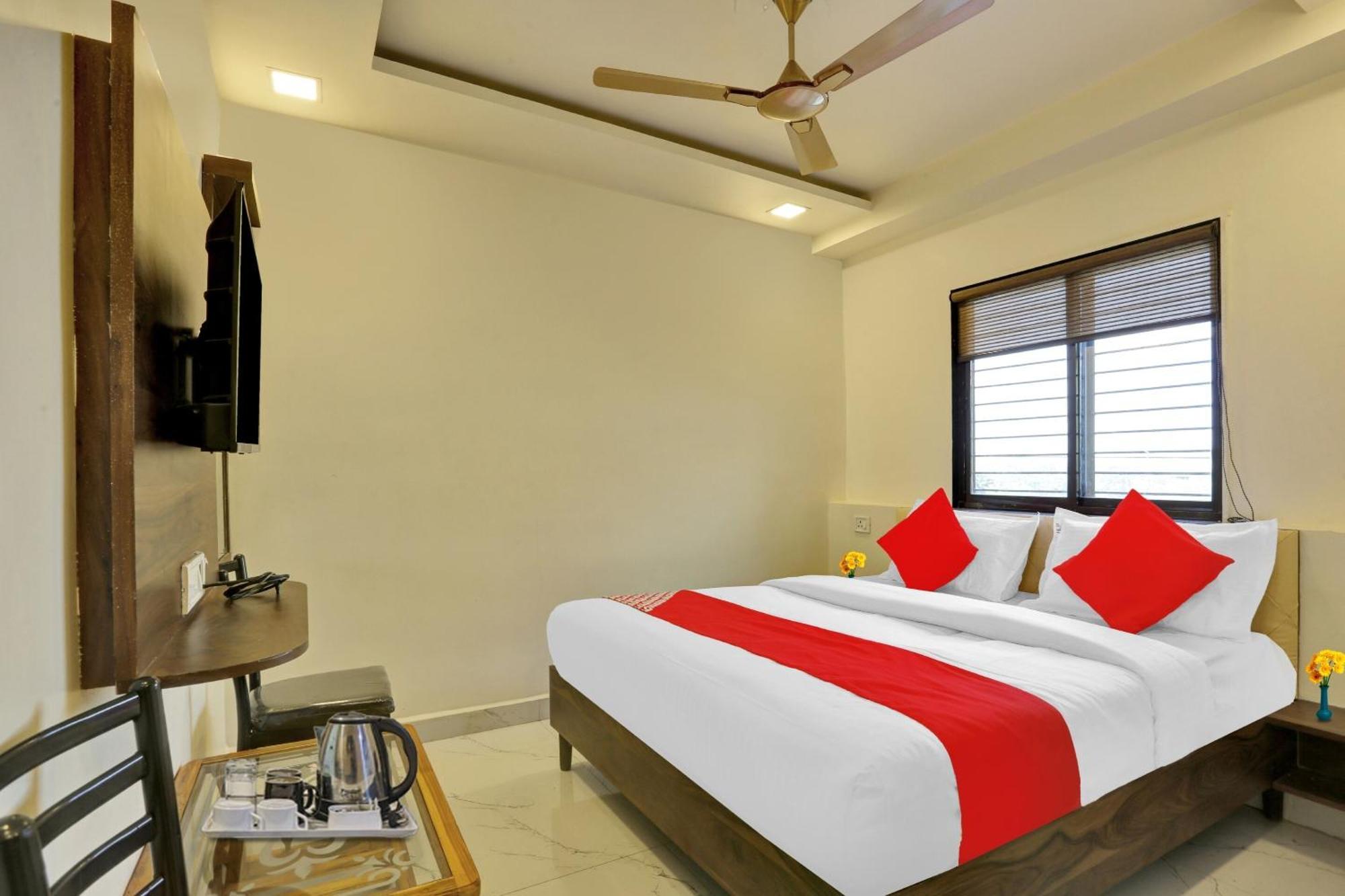 Hotel O Nandi Palace Lodging And Boarding Ulhasnagar ภายนอก รูปภาพ