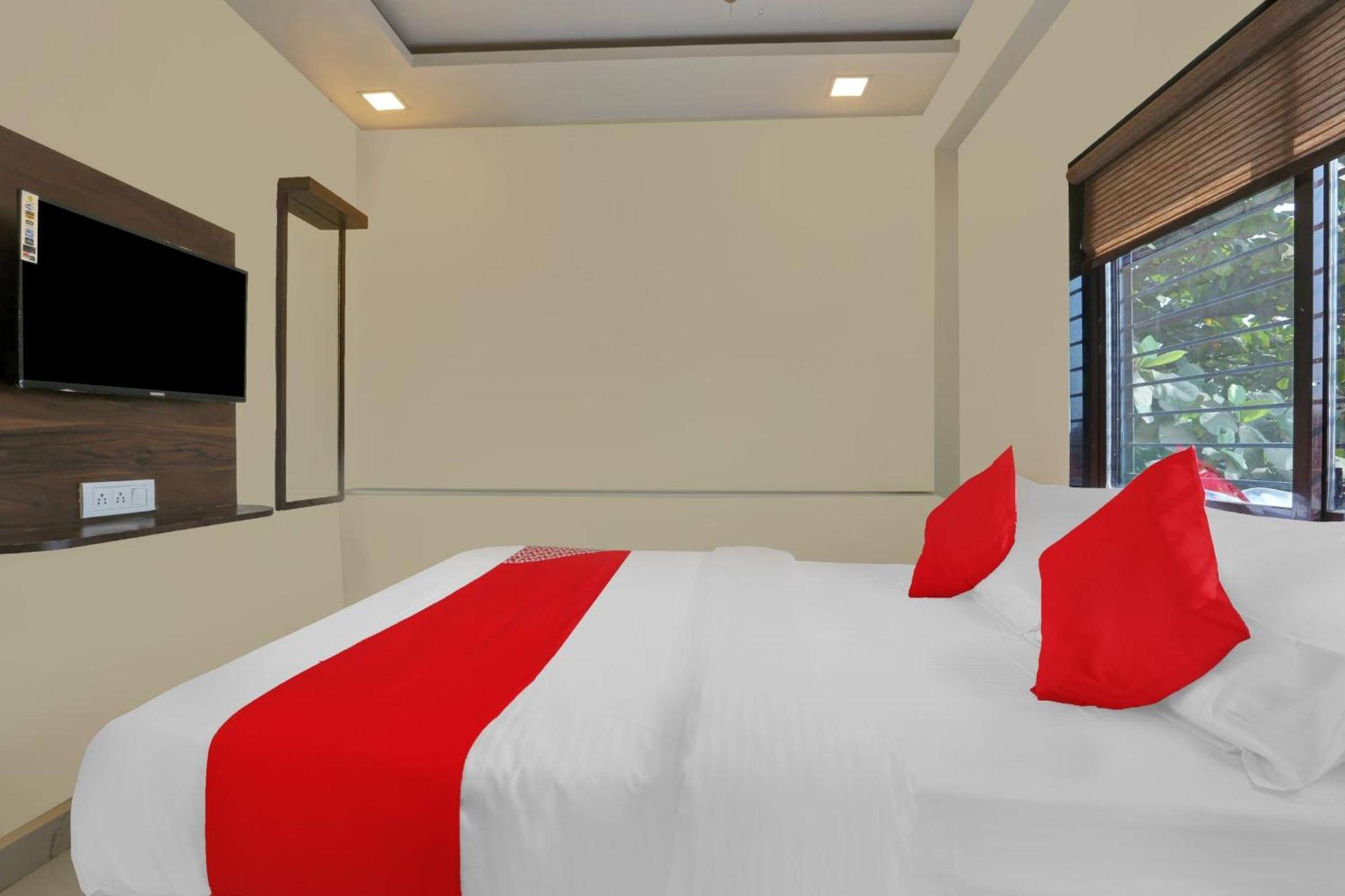 Hotel O Nandi Palace Lodging And Boarding Ulhasnagar ภายนอก รูปภาพ